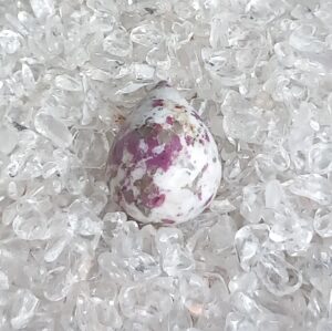 Rubelliet in kwarts cabochon